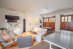 Villa, 4 chambres | Aire de séjour | Téléviseur connecté