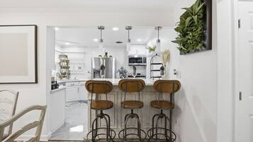 Cottage, 3 Bedrooms | Dapur peribadi | Peti sejuk, ketuhar, pembancuh kopi/teh, cerek elektrik