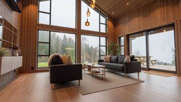 House, 4 Bedrooms, Smoking, Balcony | Living room