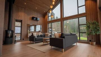 House, 4 Bedrooms, Smoking, Balcony | Living room