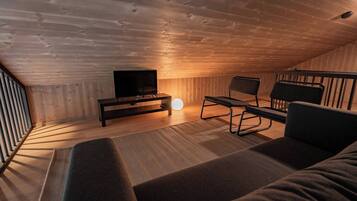 House, 4 Bedrooms, Smoking, Balcony | Living area