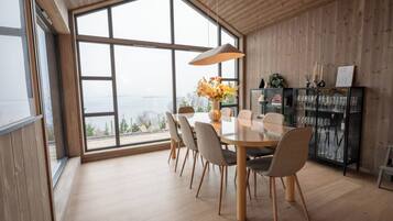 House, 4 Bedrooms, Smoking, Balcony | Dining