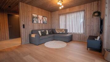 House, 4 Bedrooms, Smoking, Balcony | Living area