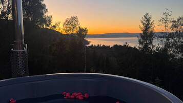 House, 4 Bedrooms, Smoking, Balcony | Outdoor spa tub