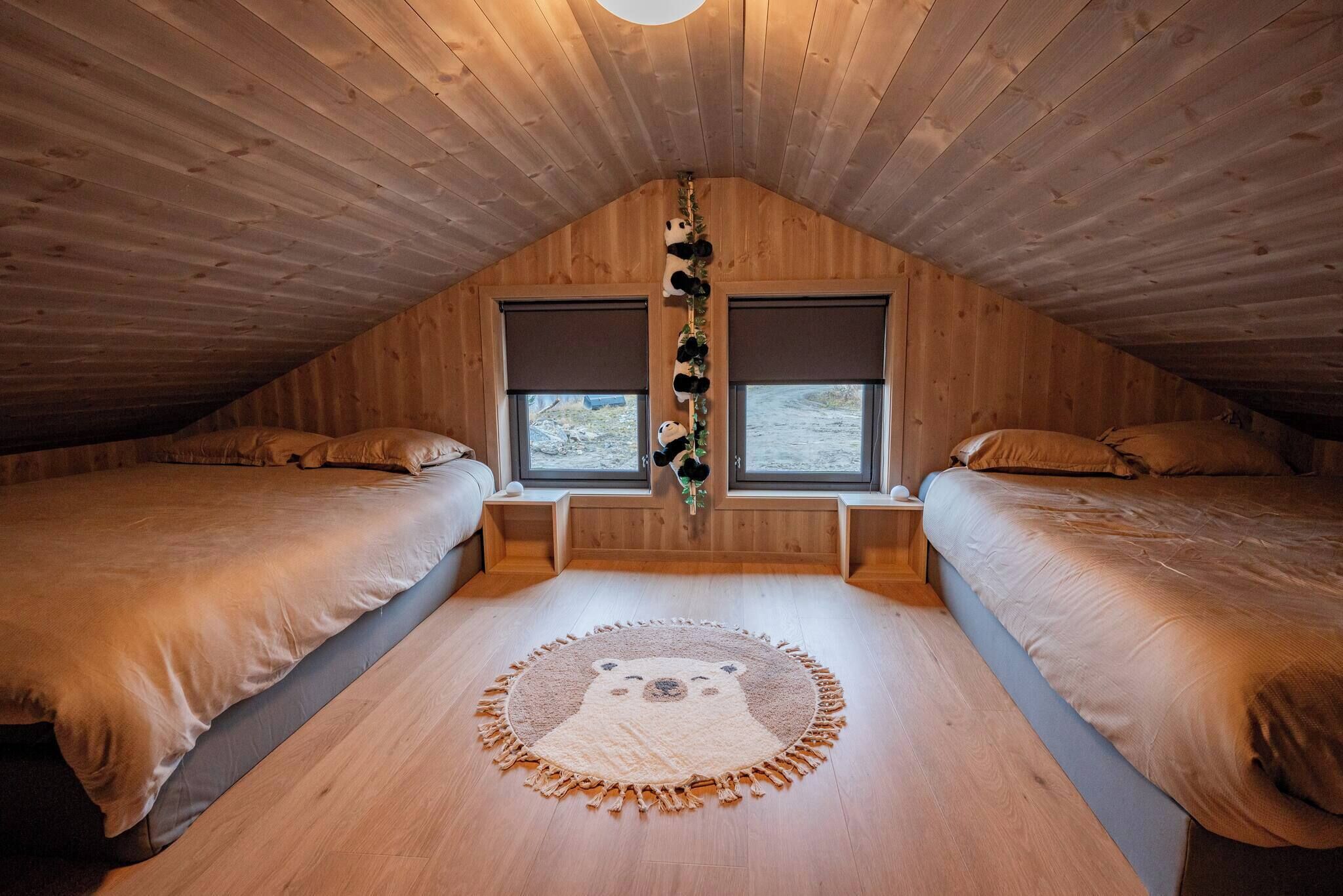 منزل - ٤ غرف نوم - للمدخنين - بشرفة | 5 عدّة غرف نوم