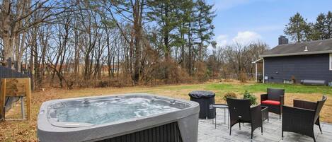 House, 3 Bedrooms | Outdoor spa tub