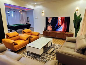 Departamento Deluxe, balcón, vista a la ciudad | Área de sala de estar