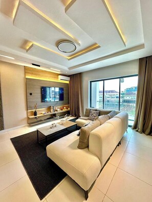 A modern living room with a sofa, coffee table, and TV. - Ceevu Ninteen Homestay (Port Harcourt)