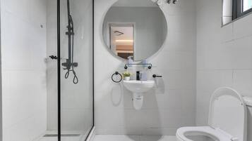 Deluxe Apartment, Balcony, City View | Bathroom