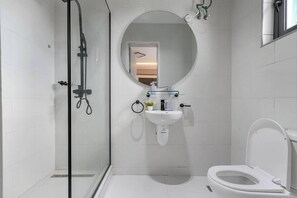 Deluxe Apartment, Balcony, City View | Bathroom | Free toiletries, hair dryer, towels, soap - Ceevu Ninteen Homestay (Port Harcourt)