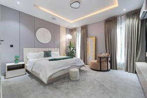 Departamento Deluxe, balcón, vista a la ciudad | Caja de seguridad en la habitación y escritorio 