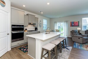 Fridge, microwave, oven, stovetop - Beautiful 5 bedroom in amenity rich community. (Ocean View)