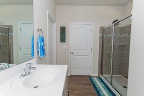 Shower, hair dryer, towels - Beautiful 5 bedroom in amenity rich community. (Ocean View)