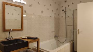 Traditional Apartment, Multiple Beds, Garden View, Annex Building | Bathroom