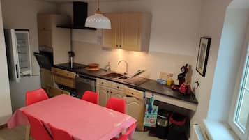 Traditional Apartment, Multiple Beds, Garden View, Annex Building | Private kitchen