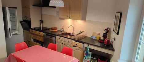 Traditional Apartment, Multiple Beds, Garden View, Annex Building | Private kitchen