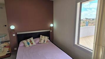 Iron/ironing board, internet, bed sheets