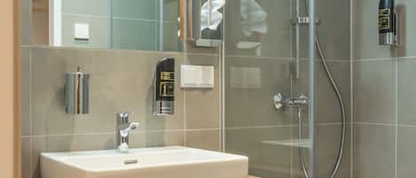 Douche, séchoir à cheveux, pantoufles, serviettes fournies