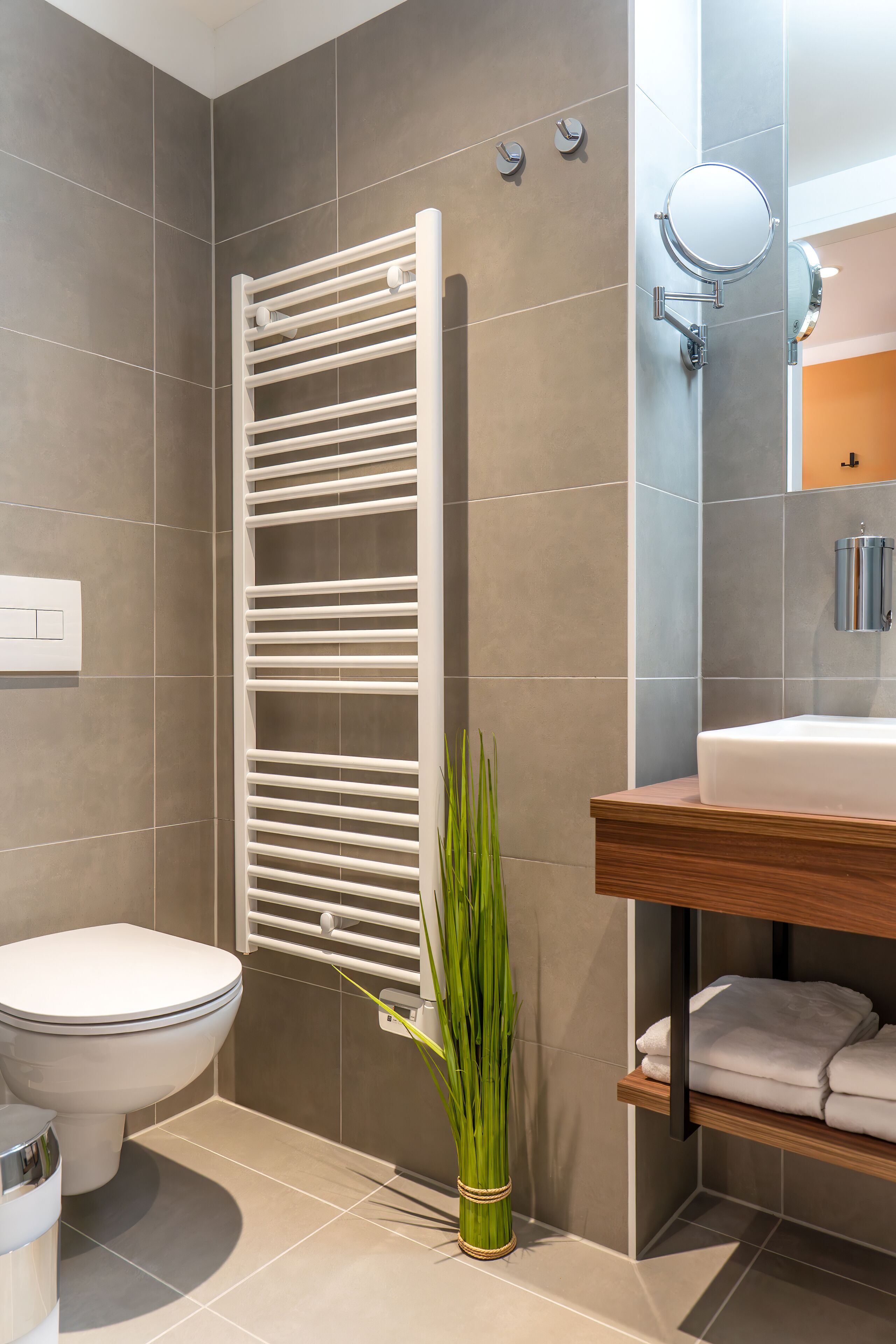 Dusche, Haartrockner, Hausschuhe, Handtücher