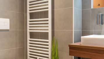 Dusche, Haartrockner, Hausschuhe, Handtücher