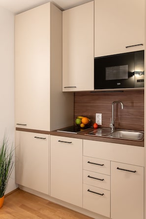 Fridge, microwave, stovetop, dishwasher - OLIVER pulse I Self check-in Apartments (Vienna)