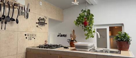 Refrigerador, microondas, cafetera y tetera y tostadora