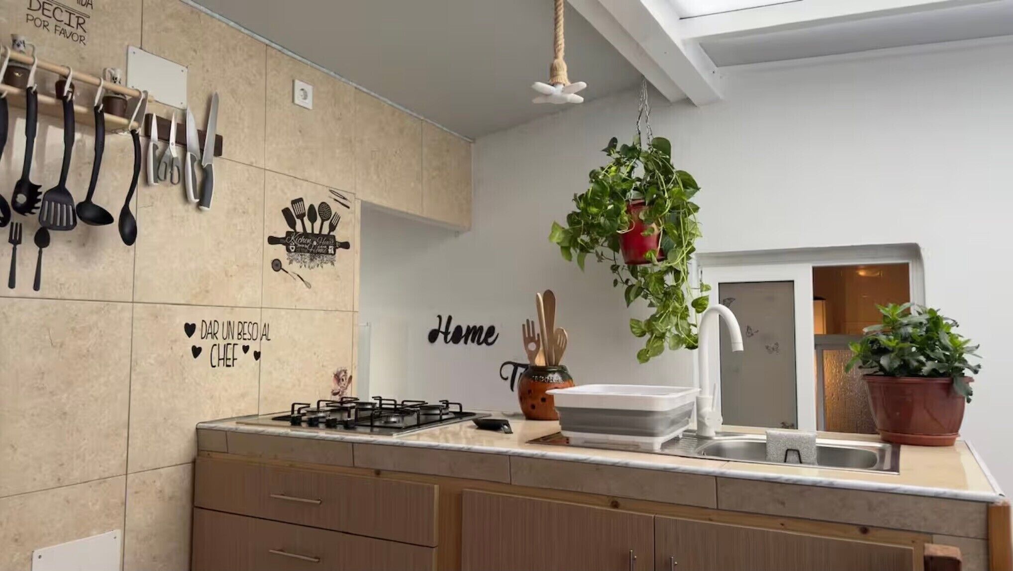 Kylskåp, mikrovågsugn, kaffe- och tebryggare och brödrost