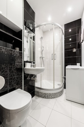 Comfort Apartment, Courtyard View | Bathroom | Shower, hair dryer, towels, soap - Lumina Cozy apartment near the center (Warsaw)
