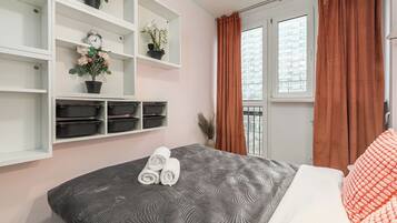 Comfort Apartment, Courtyard View | Langsir/tirai gelap terus, seterika/papan seterika