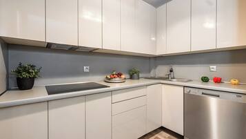 Apartamento conforto, vista para o pátio | Cozinha privada | Geladeira grande, micro-ondas, fogão, lava-louças