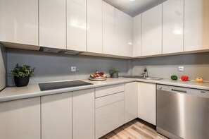 Apartamento conforto, vista para o pátio | Cozinha privada | Geladeira grande, micro-ondas, fogão, lava-louças