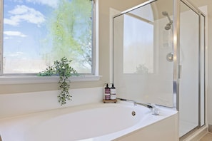 Hair dryer, towels, soap, toilet paper - Spacious & Peaceful Home in Central Austin (Austin)