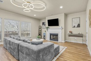 Smart TV - Spacious & Peaceful Home in Central Austin (Austin)