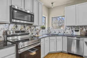 Private kitchen - Spacious & Peaceful Home in Central Austin (Austin)