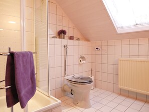 Douche, séchoir à cheveux, serviettes fournies