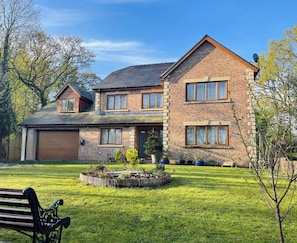 Exterior - Ty-gan Dderwen (Llanelli)