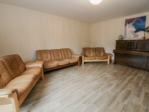 Living area - Ty-gan Dderwen (Llanelli)