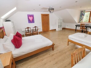 Une chambre à coucher avec un lit, un bureau et une chaise.