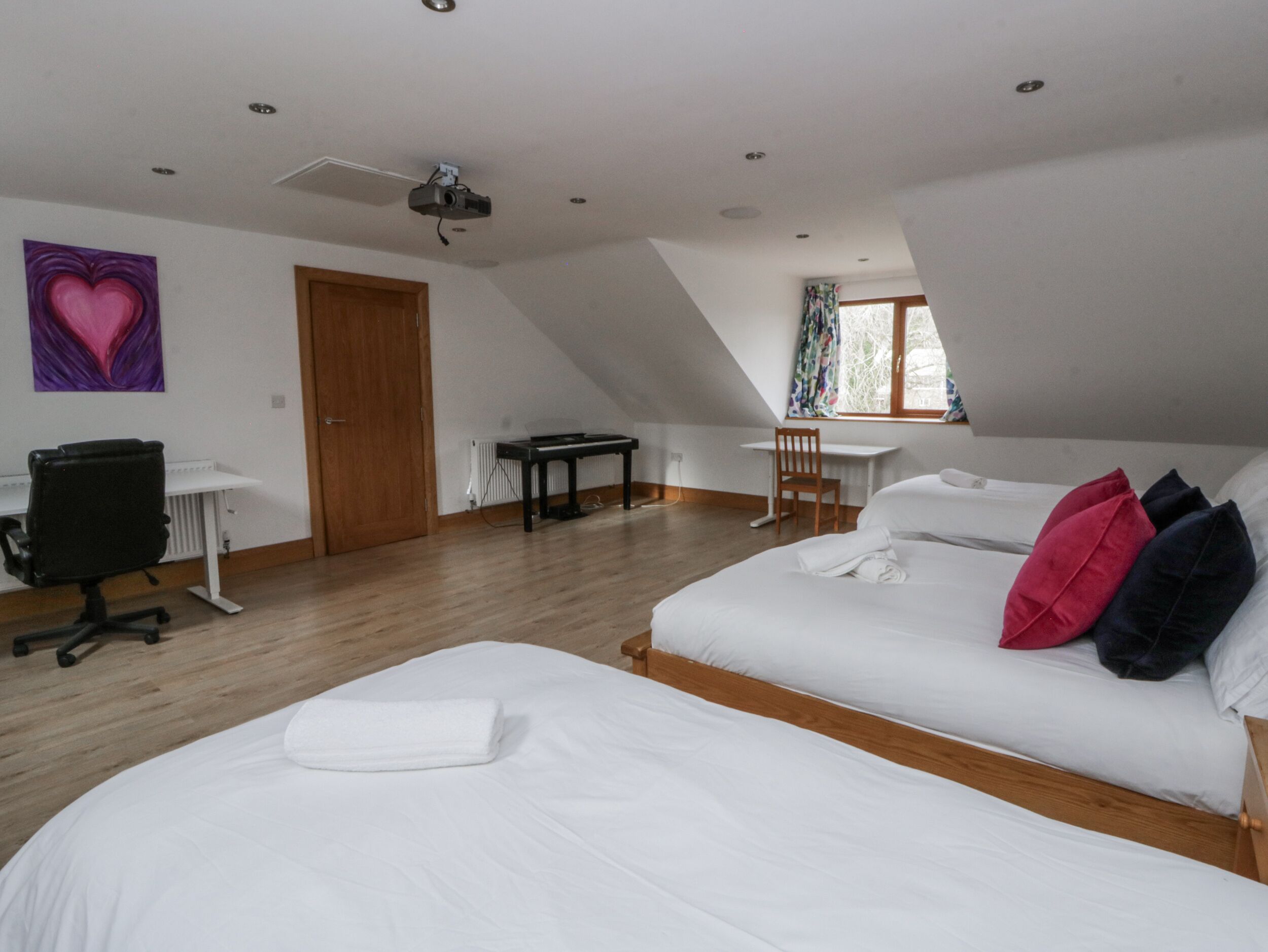 8 quartos, Wi-Fi de cortesia, individualmente decorados