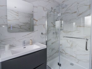 Shower - Ty-gan Dderwen (Llanelli)