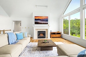 Smart TV, fireplace - Grand Galena Hideaway - 5BR, Outdoor Hot Tub, Pool Table & Fireplace (Galena)