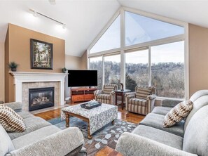 Smart TV, fireplace - Grand Galena Hideaway - 5BR, Outdoor Hot Tub, Pool Table & Fireplace (Galena)