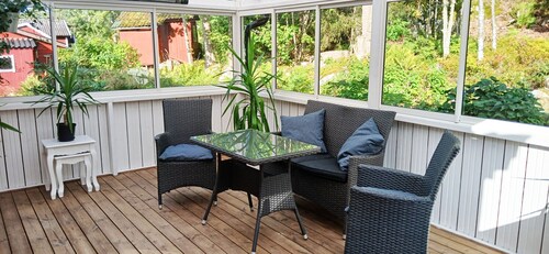 Cozy accommodation in Läppe, Vingåker – charming red cottage with a glazed balcony and proximity to adventure|SE14030