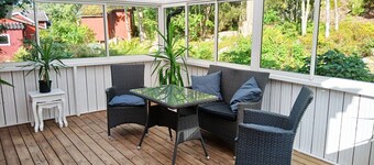 Cozy accommodation in Läppe, Vingåker – charming red cottage with a glazed balcony and proximity to adventure|SE14030