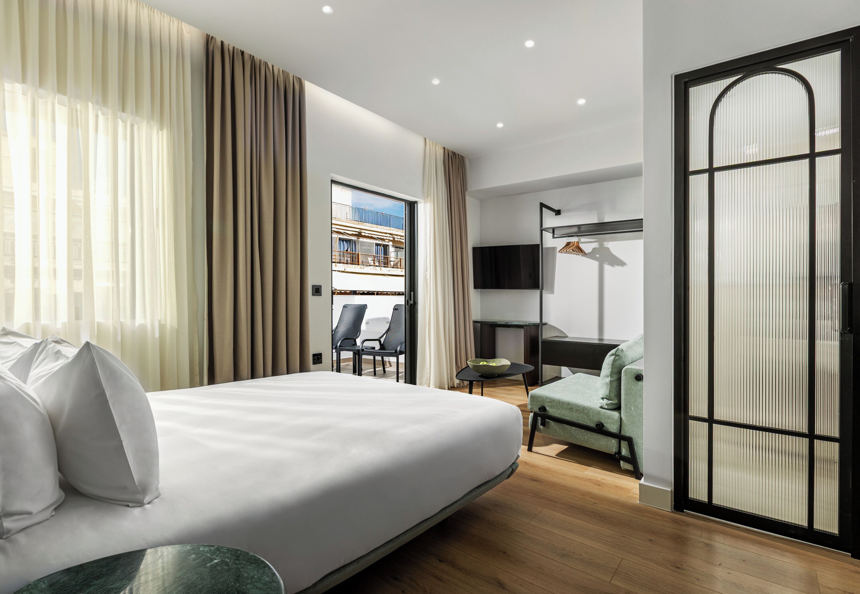 Comfort Suite with Jacuzzi Terrace | セーフティボックス (室内)、遮光カーテン、アイロン / アイロン台、WiFi (無料)