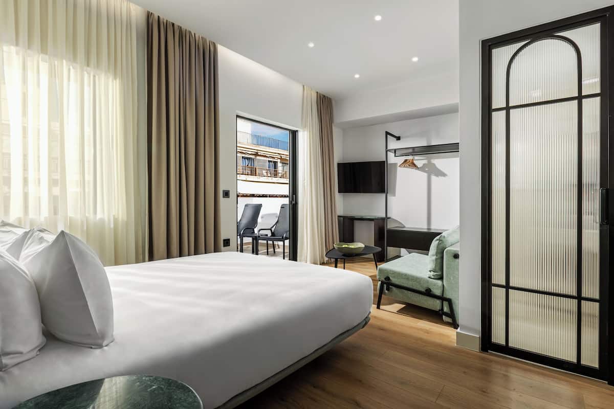 Comfort Suite with Jacuzzi Terrace | セーフティボックス (室内)、遮光カーテン、アイロン / アイロン台、WiFi (無料)