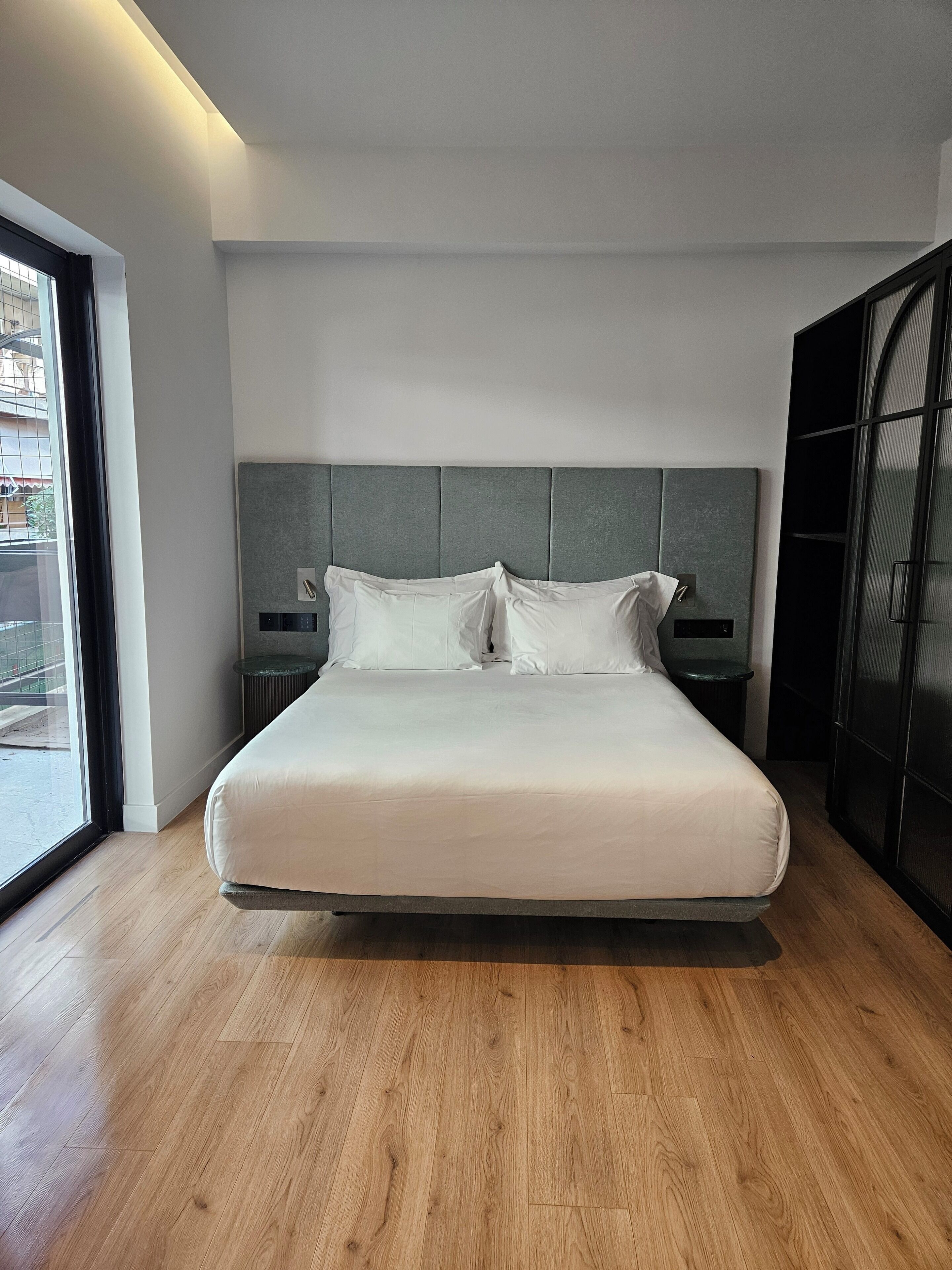 Estudio junior | Caja fuerte, cortinas opacas, tabla de planchar con plancha