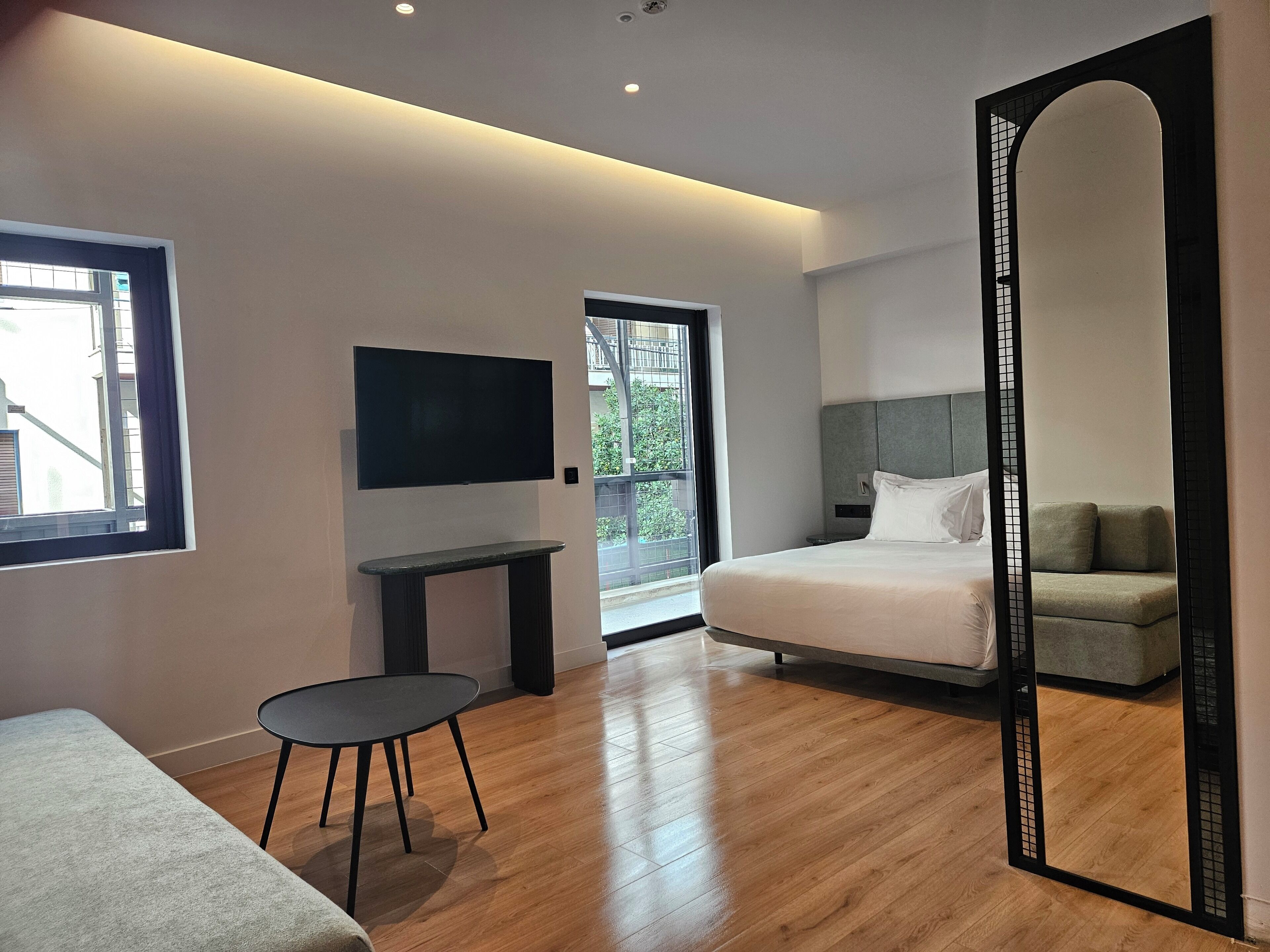 Suite estudio Confort | Caja fuerte, cortinas opacas, tabla de planchar con plancha