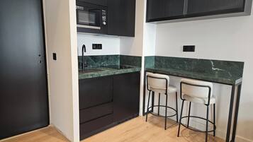 Mini-Kühlschrank, Mikrowelle, Herdplatte, Kochgeschirr/Geschirr/Besteck