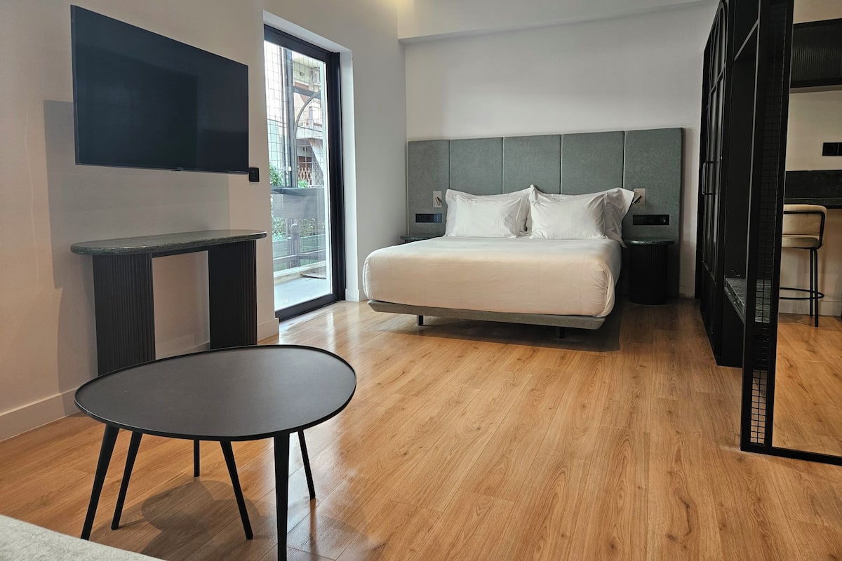 华丽开间套房 | 客房内保险箱、遮光窗帘、熨斗/熨衣板、免费 WiFi